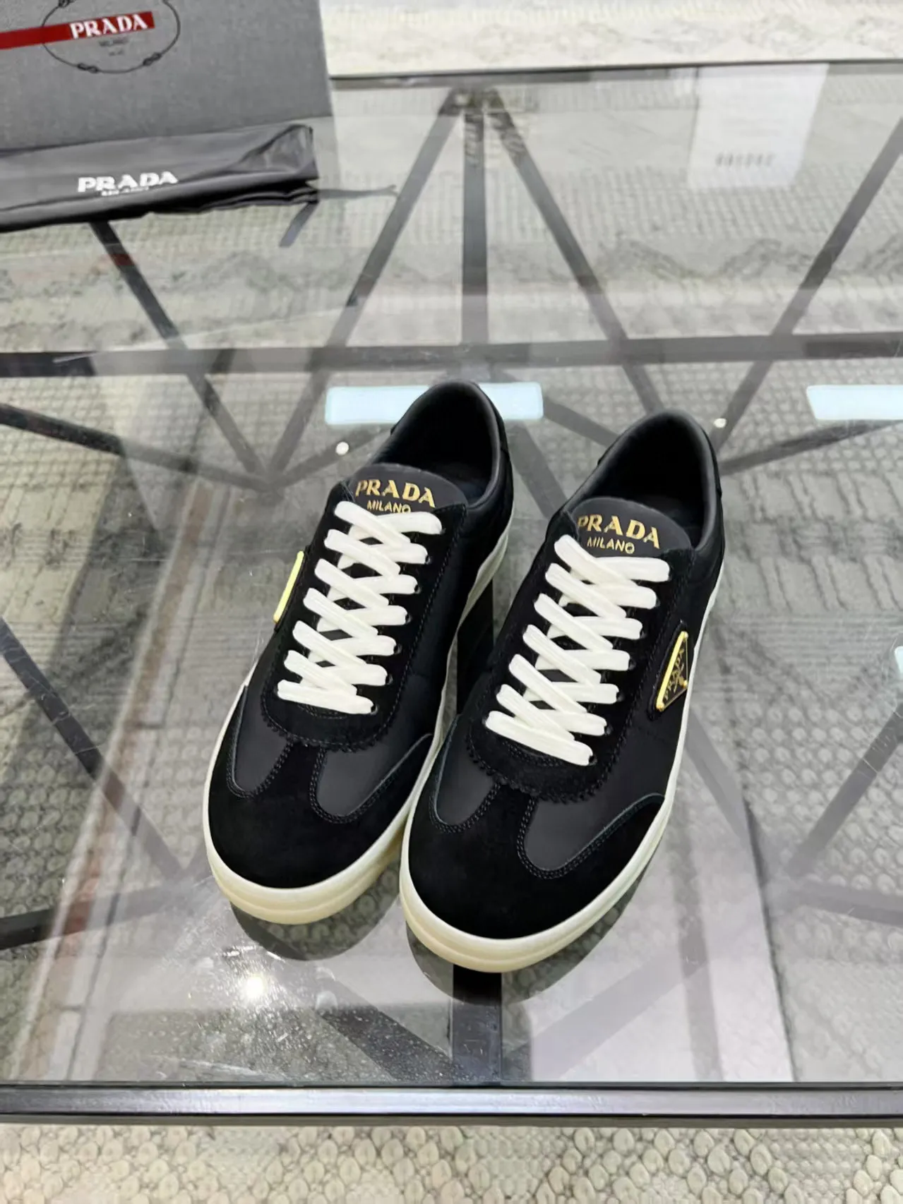 Factory price: 380💰Prada new men's leather sports shoes, the highest version on the market, any comparison is welcome🆚! The original leather has excellent texture and is super high-end! Fetal sheep net lining imported from Italy, removable pad! Luxurious materials and fine workmanship, highly recommended! Code number: 38-44, customized 45